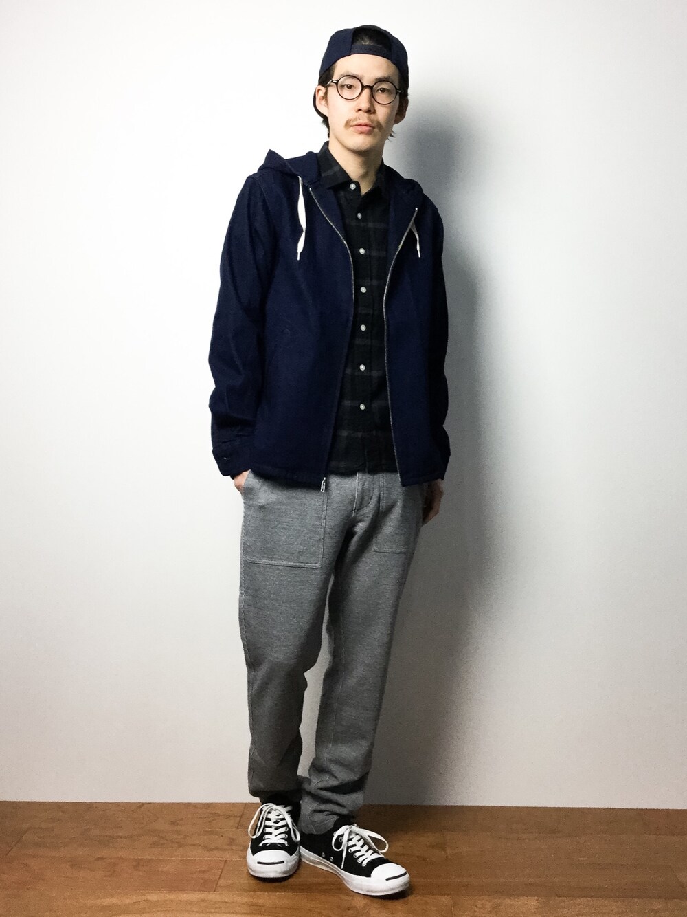 「NIKEのNIKE SNAPBACK FUTURE（キャップ、ブルー系）」を使った、ナカニシアキラさん（メンズ・172cm）の冬コーディネートの1枚目の写真