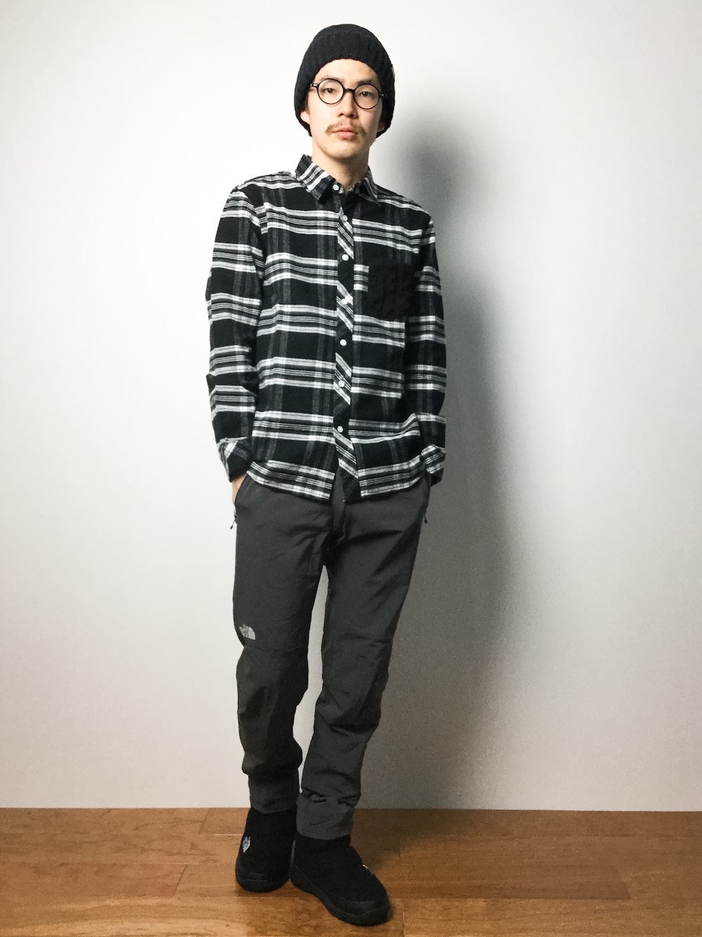 「NANO universeのINFIELDER DESIGN (インフィルダーデザイン)/別注マルチパターンニットCAP（ニットキャップ/ビーニー、ブラック系）」を使った、ナカニシアキラさん（メンズ・172cm）の冬コーディネートの1枚目の写真