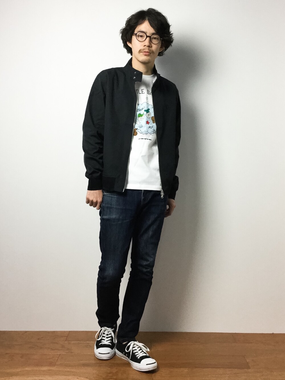 「JOURNAL STANDARDのBEETLE BAILEY/ビートルベイリーｘJSプリントTシャツ #（Tシャツ/カットソー、ホワイト系）」を使った、ナカニシアキラさん（メンズ・172cm）の冬コーディネートの1枚目の写真