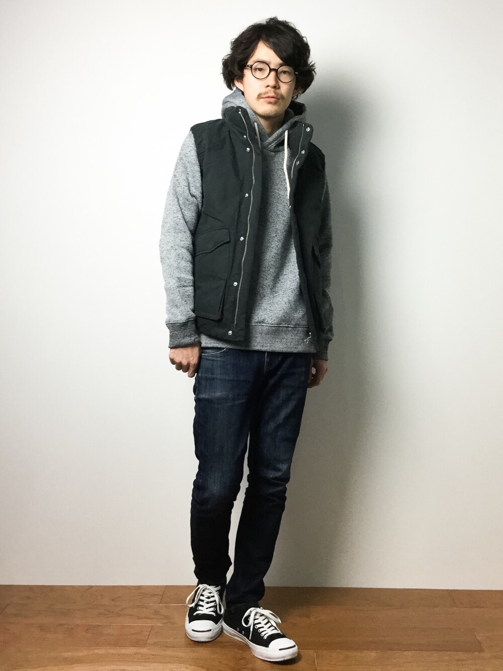 「ROSE BUD COUPLES のS-MCT-15226 L/S SWEAT PARKA（パーカー、グレー系）」を使った、ナカニシアキラさん（メンズ・172cm）の冬コーディネートの1枚目の写真
