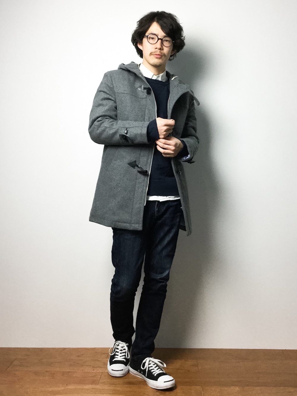 グレー系のダッフルコート、ブルー系のスウェットを着用したメンズの冬コーディネートの1枚目の写真