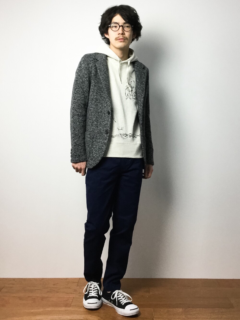 「Design Tshirts Store graniphのベーシックパーカー/鳥獣戯画(弓矢)（パーカー、ベージュ系）」を使った、ナカニシアキラさん（メンズ・172cm）の冬コーディネートの1枚目の写真