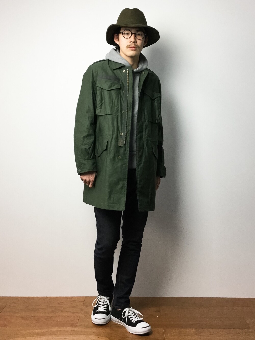 「FRED PERRYのColoured Parka （パーカー、グレー系）」を使った、ナカニシアキラさん（メンズ・172cm）の冬コーディネートの1枚目の写真