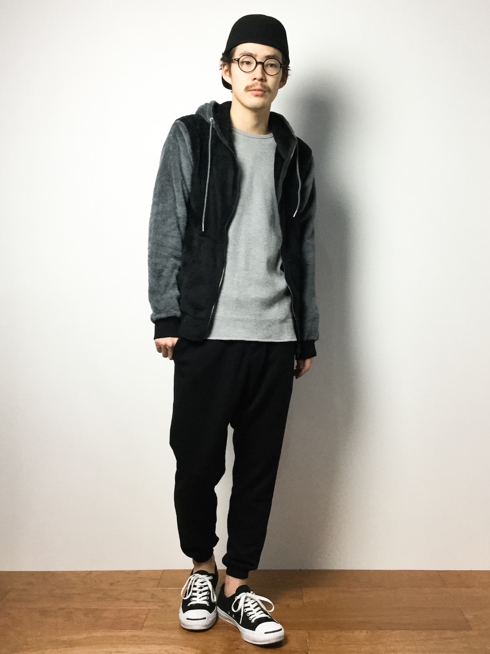 「MANIERAのMANIERA（マニエラ） FELT CAP（ハット、ブラック系）」を使った、ナカニシアキラさん（メンズ・172cm）の冬コーディネートの1枚目の写真