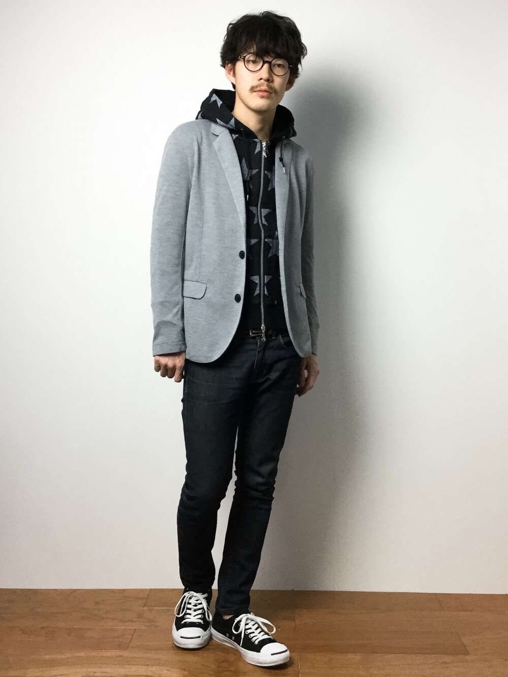 「GUILD PRIMEの【GUILD PRIME】MENS スタープリントパーカー（パーカー、ブラック系）」を使った、ナカニシアキラさん（メンズ・172cm）の冬コーディネートの1枚目の写真