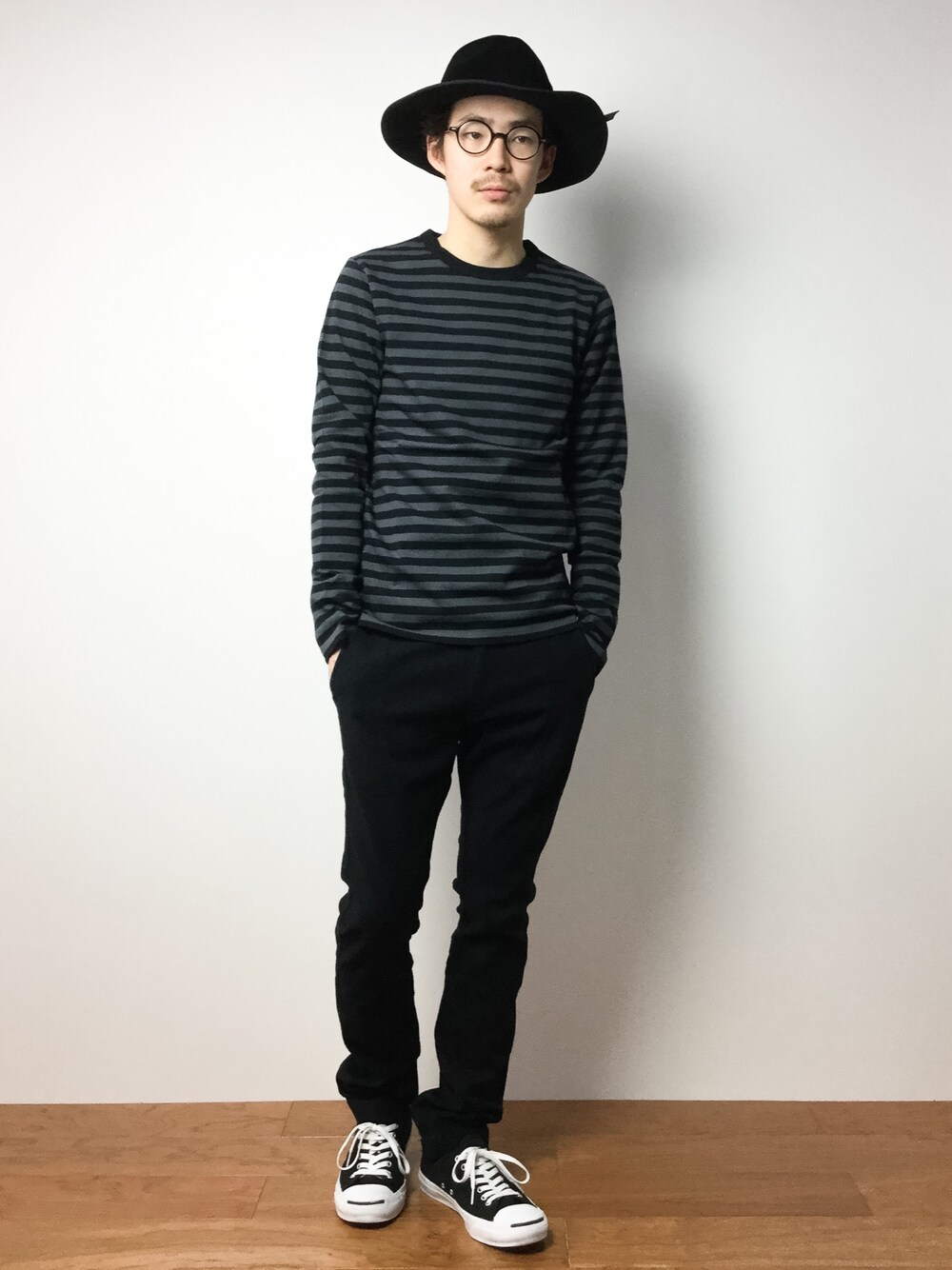 「UP STARTのベロア風ツバ広ハット（ハット、ブラック系）」を使った、ナカニシアキラさん（メンズ・172cm）の冬コーディネートの1枚目の写真