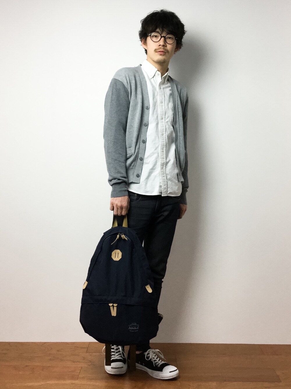 「GLOBAL WORKのハイショクニットＶカーデ/707944（カーディガン/ボレロ、グレー系）」を使った、ナカニシアキラさん（メンズ・172cm）の冬コーディネートの1枚目の写真