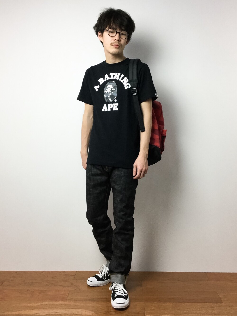 「A BATHING APEのCITY CAMO COLLEGE TEE（Tシャツ/カットソー、ブラック系）」を使った、ナカニシアキラさん（メンズ・172cm）の冬コーディネートの1枚目の写真