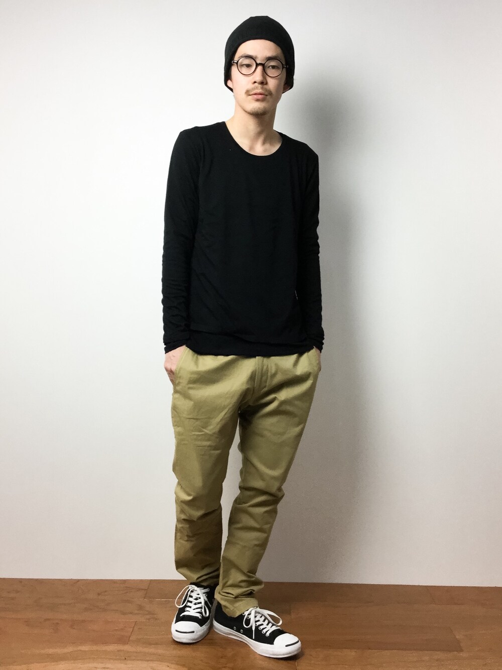 「TRANS CONTINENTSのストレッチツイルテーパードパンツ（その他パンツ、ベージュ系）」を使った、ナカニシアキラさん（メンズ・172cm）の冬コーディネートの1枚目の写真