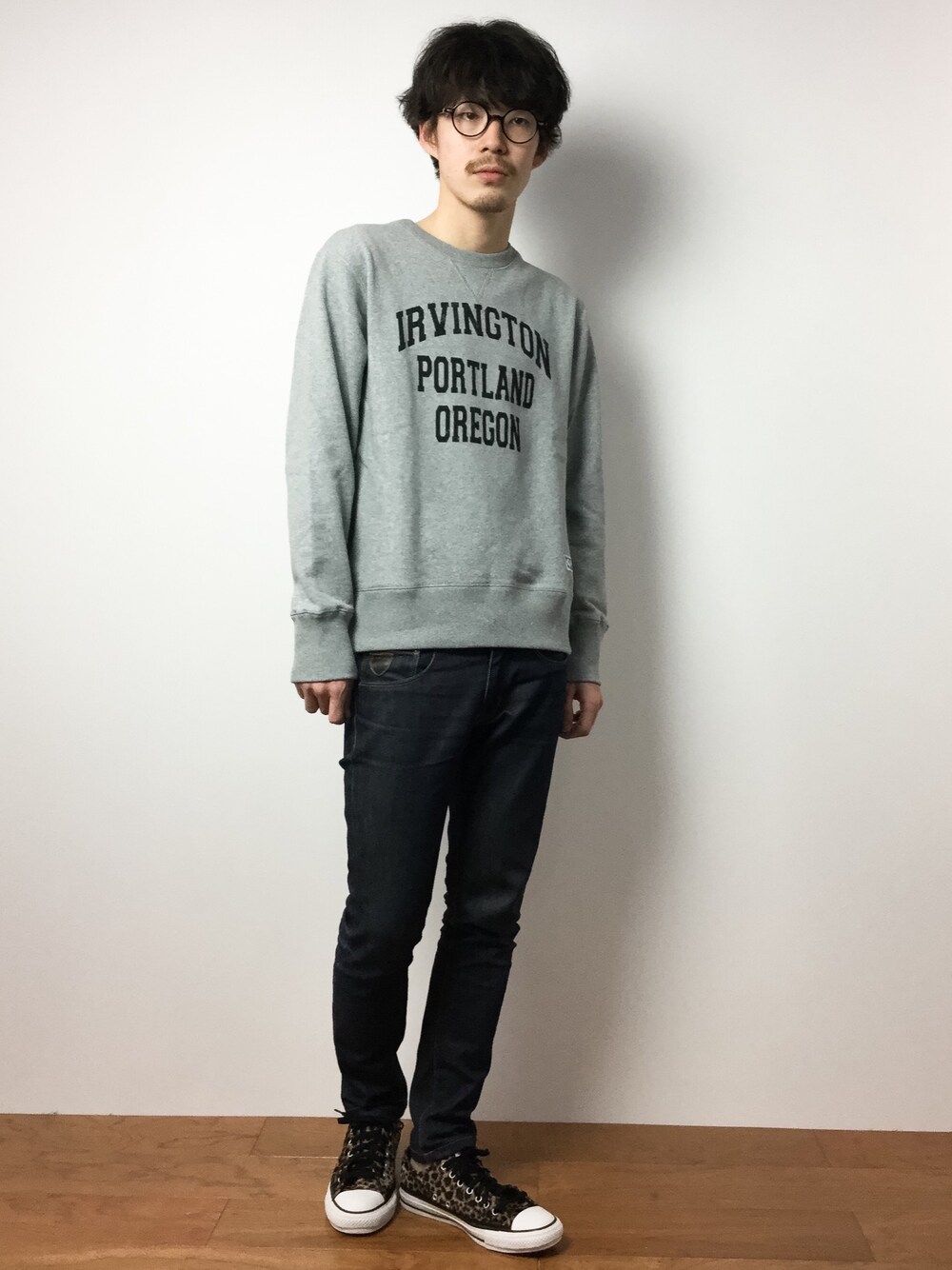 「DISCUSの320G 裏毛プリントクルーネックスウェット（スウェット、グレー系）」を使った、ナカニシアキラさん（メンズ・172cm）の冬コーディネートの1枚目の写真