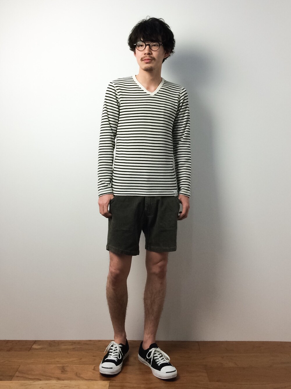 「AZUL by moussyのヘビーワッフルボーダーVネック長袖T（Tシャツ/カットソー、ホワイト系）」を使った、ナカニシアキラさん（メンズ・172cm）の冬コーディネートの1枚目の写真