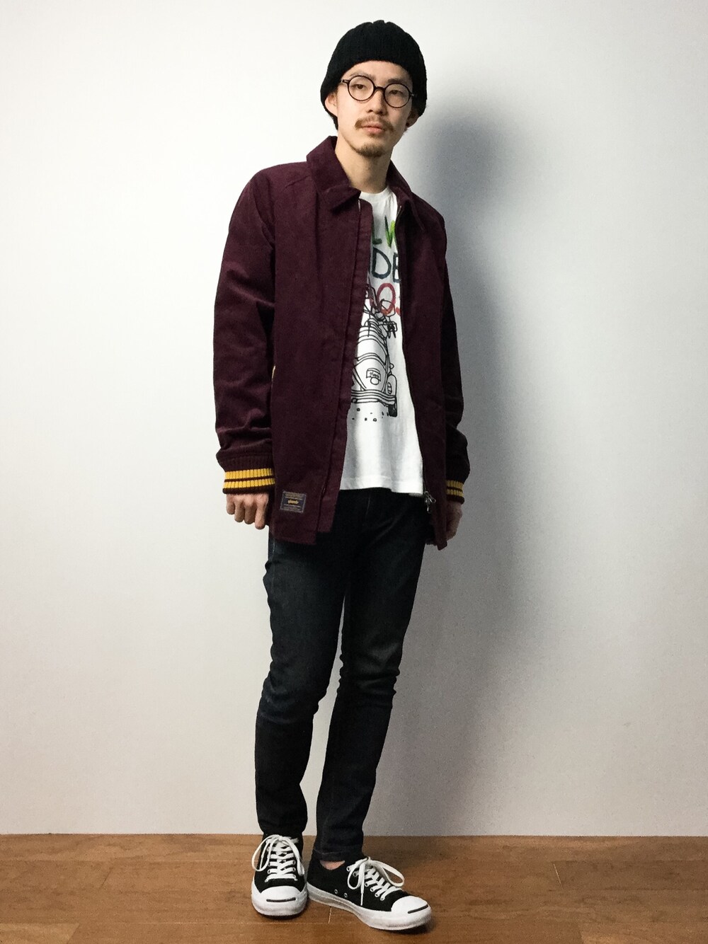 「glambのBrian corduroy JKT（スタジャン、レッド系）」を使った、ナカニシアキラさん（メンズ・172cm）の冬コーディネートの1枚目の写真