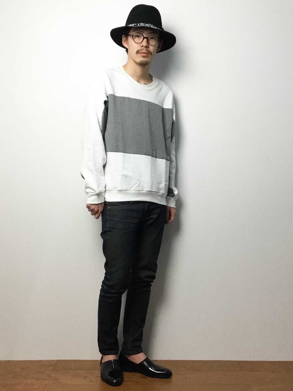 「MYE-DO'のパネルド ヘリンボーン クルー スウェット（スウェット、ホワイト系）」を使った、ナカニシアキラさん（メンズ・172cm）の冬コーディネートの1枚目の写真