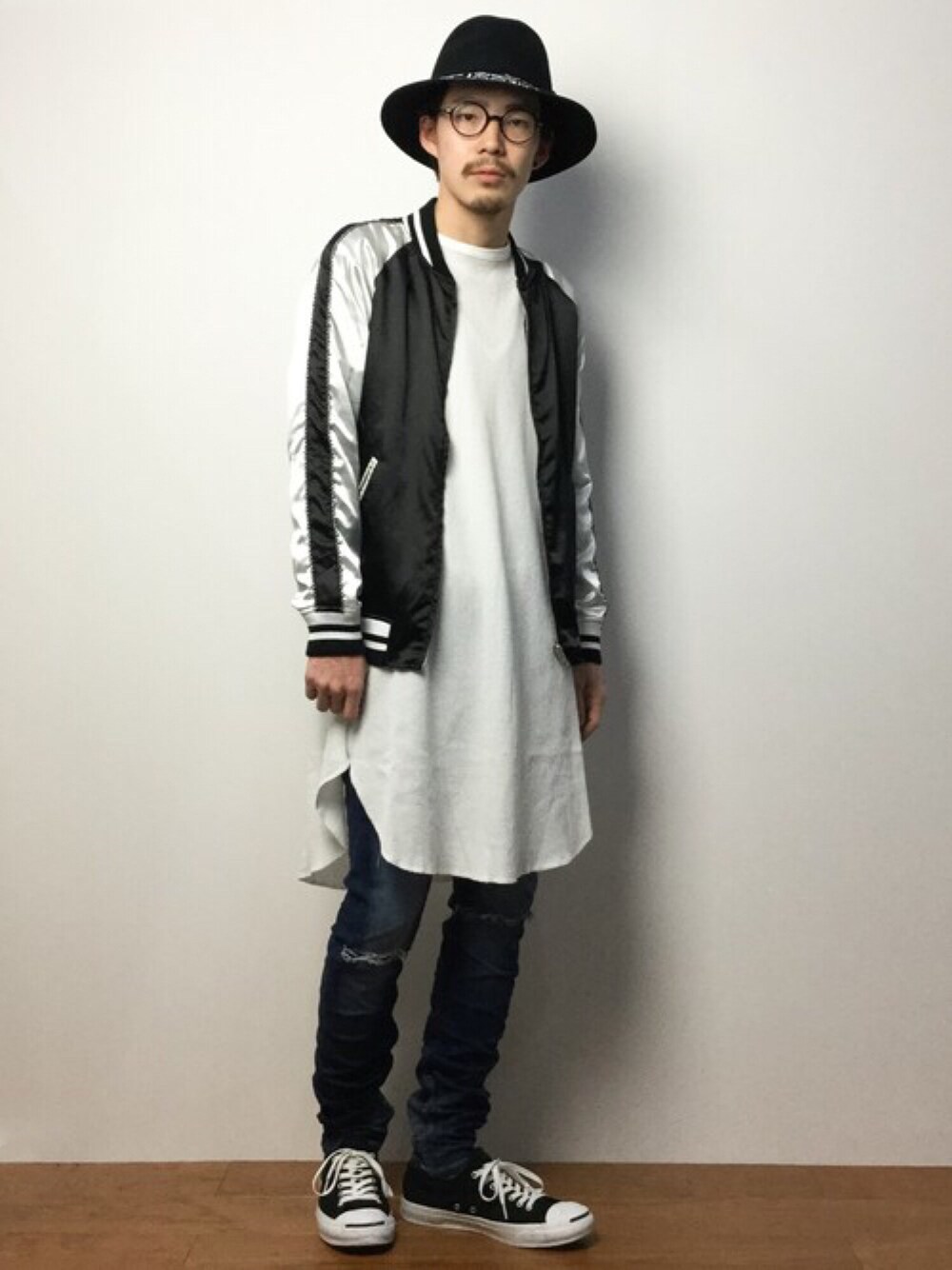 「スカジャン、レイヤードスタイル、ロング丈、ダメージジーンズ、ダメージデニム、ダメージデニムパンツ、クラッシュデニム、ツバ広ハット、ロング丈カットソー」｜「UP STARTのウール柄つば広ハット フェルトハット（ハット、ブラック系）」を使った、ナカニシアキラさん（メンズ・172cm）の冬コーディネートの1枚目の写真