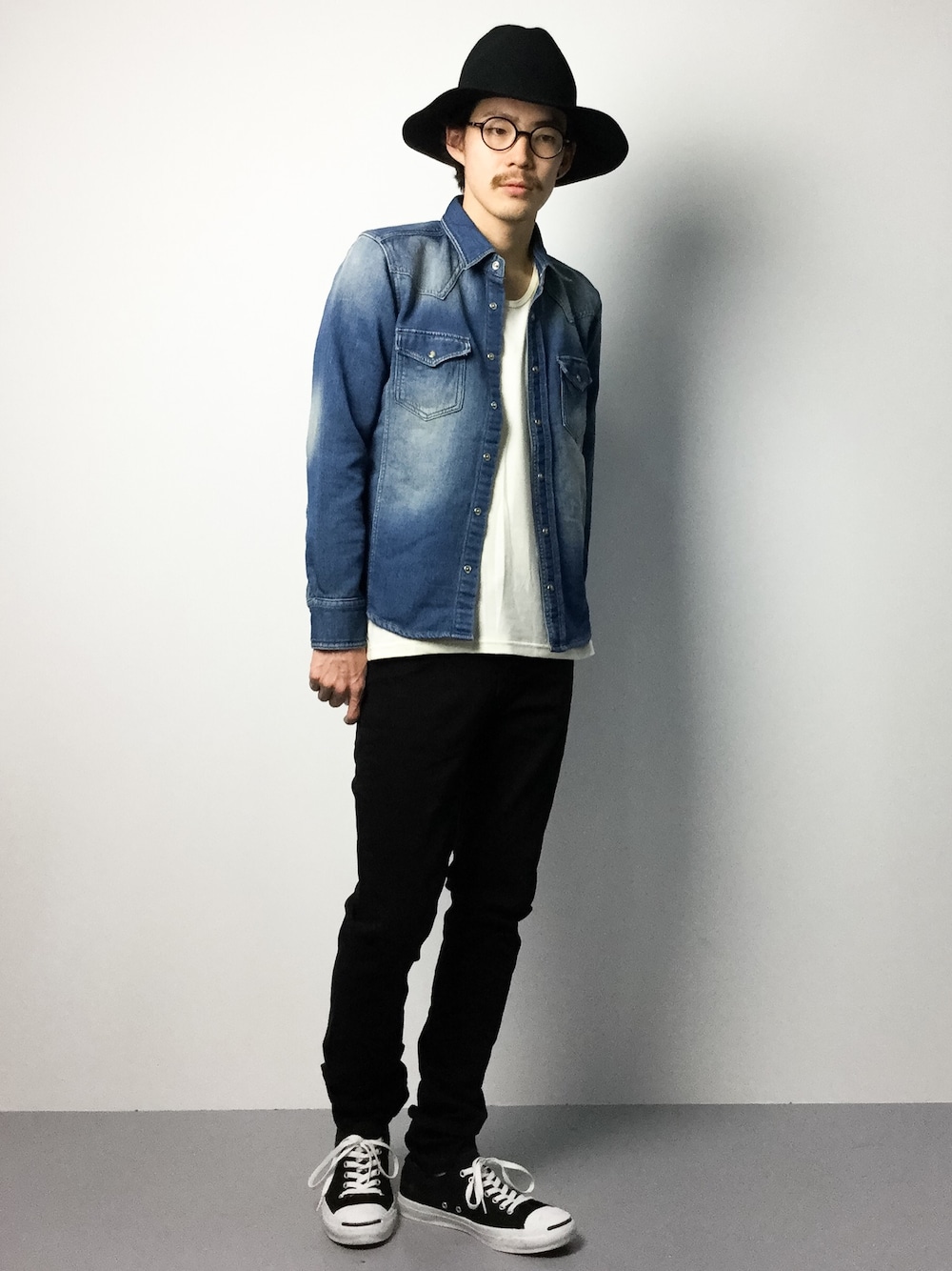 「NANO universeのWool Long Brim Hat 1（ハット、ブラック系）」を使った、ナカニシアキラさん（メンズ・172cm）の春コーディネートの1枚目の写真