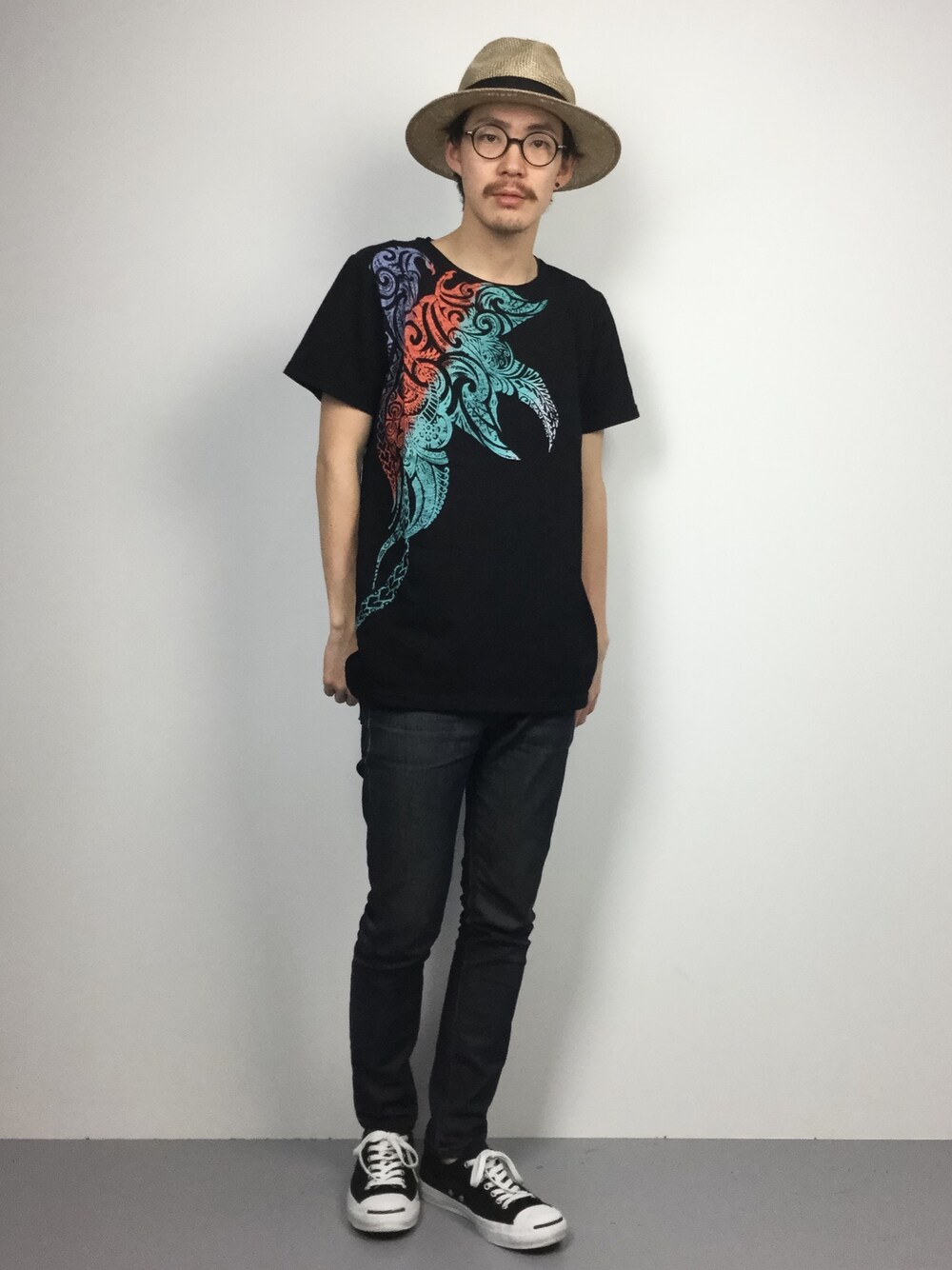 「チャイハネの【チャイハネ】グラデーションリーフ メンズＴシャツ（Tシャツ/カットソー、ブラック系）」を使った、ナカニシアキラさん（メンズ・172cm）の春コーディネートの1枚目の写真
