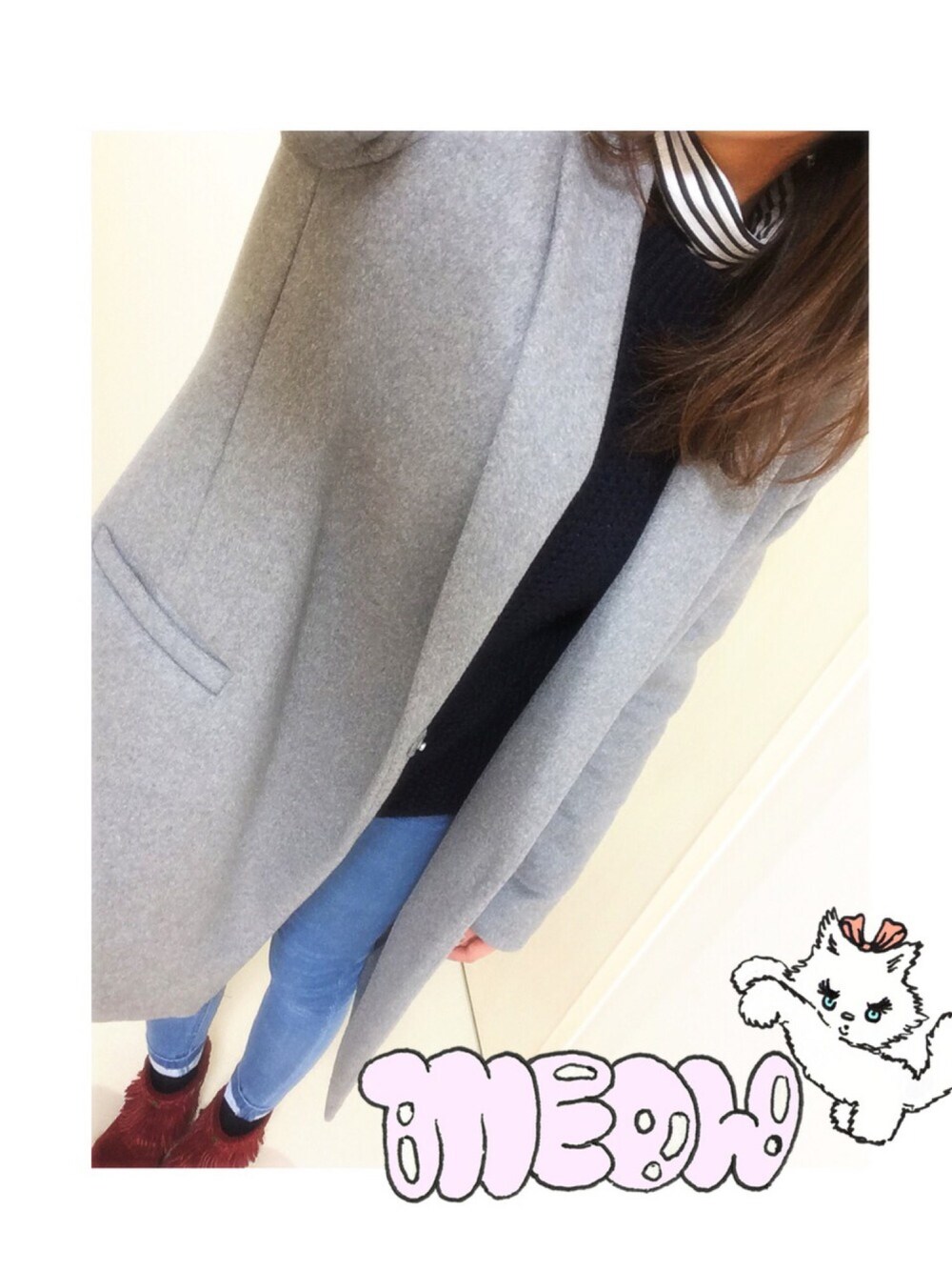 その他のTシャツ/カットソー、ブルー系のニット/セーター、グレー系のチェスターコートを着用したレディースの冬コーディネートの1枚目の写真