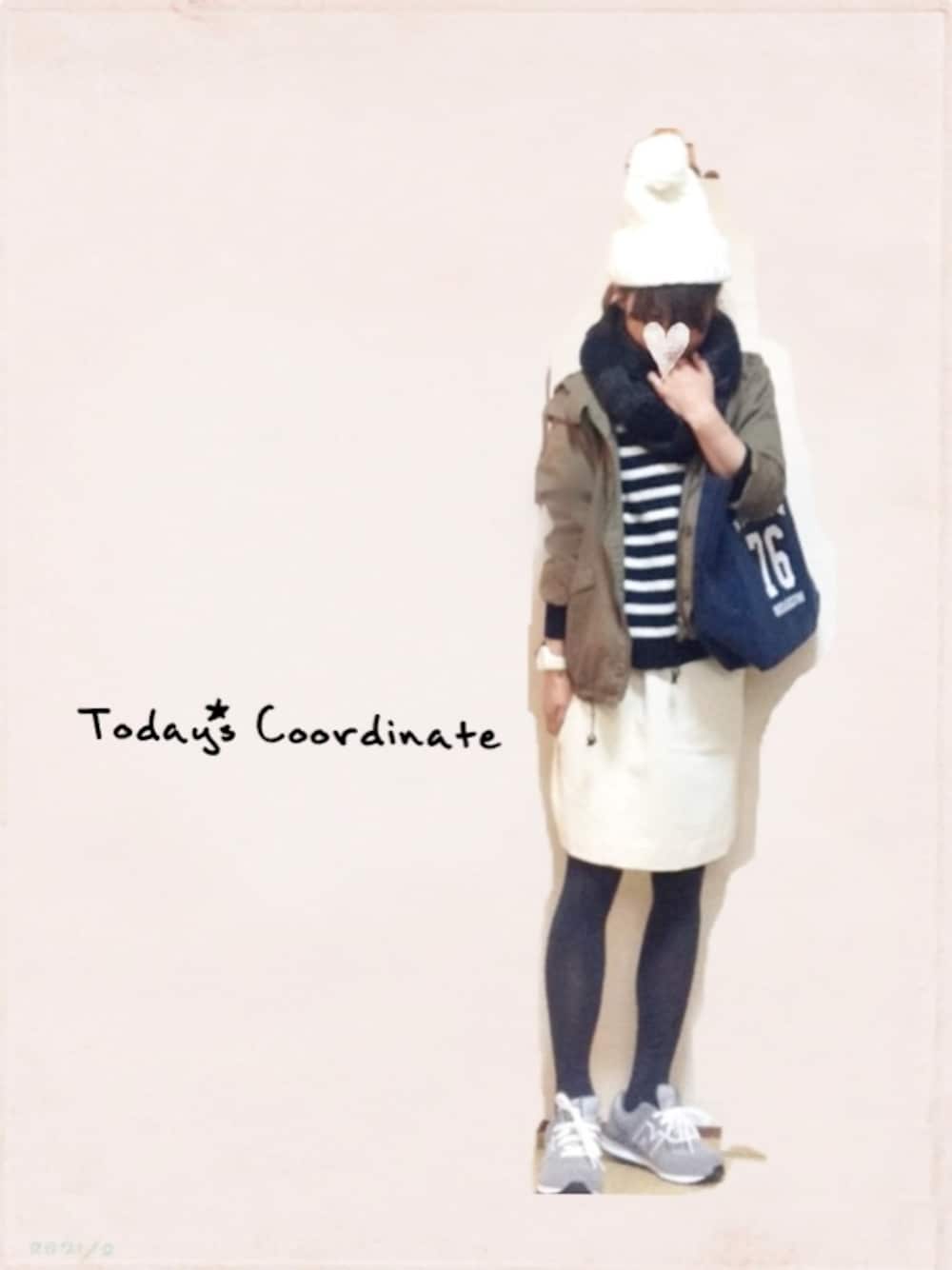 グリーン系のミリタリージャケット、その他のニット/セーター、グレー系のスニーカーを着用したレディースの秋コーディネートの1枚目の写真