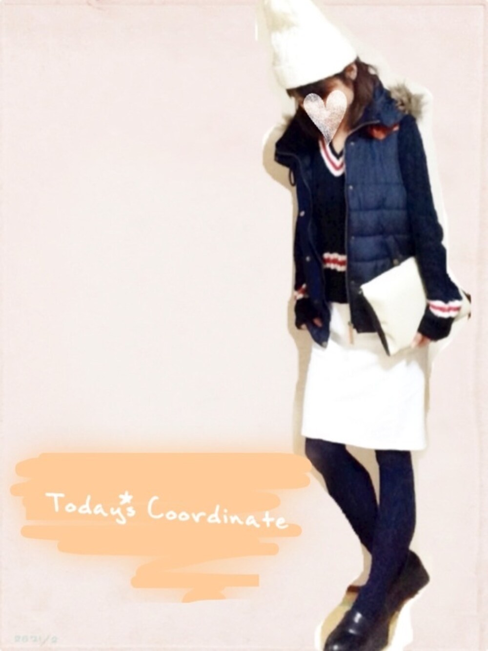 ホワイト系のスカート、ブルー系のダウンベスト、ブラック系のその他シューズを着用したレディースの冬コーディネートの1枚目の写真