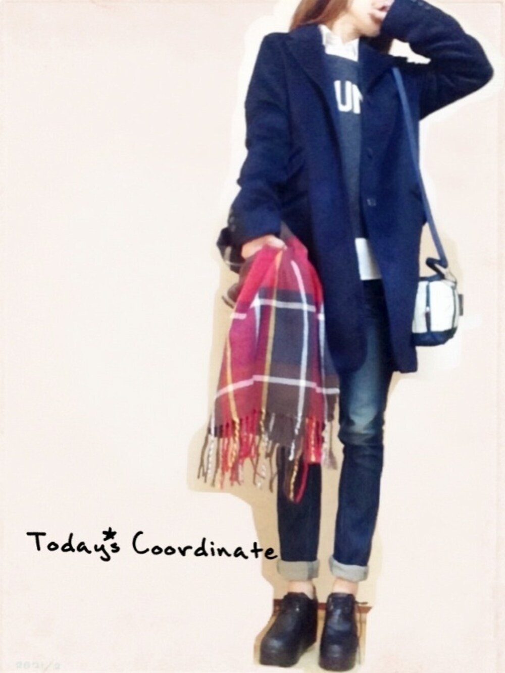 ブルー系のチェスターコート、その他のショルダーバッグ、ブラック系のその他シューズを着用したレディースの冬コーディネートの1枚目の写真