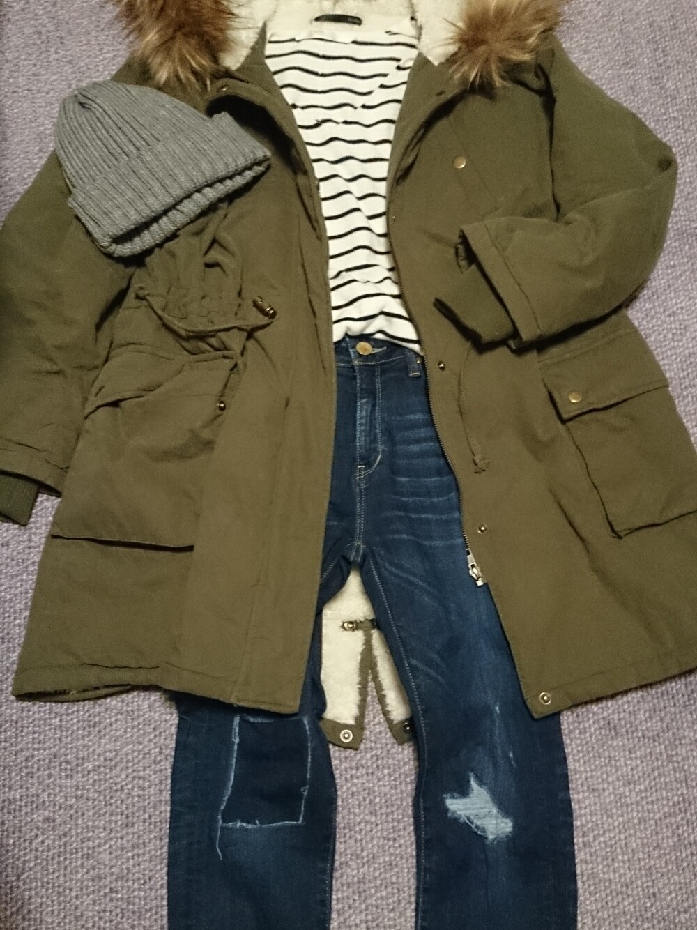 「AZUL by moussyのカットオフリメイクスキニーデニム（デニムパンツ、ブルー系）」を使った、たんままさん（レディース・152cm）の冬コーディネートの1枚目の写真