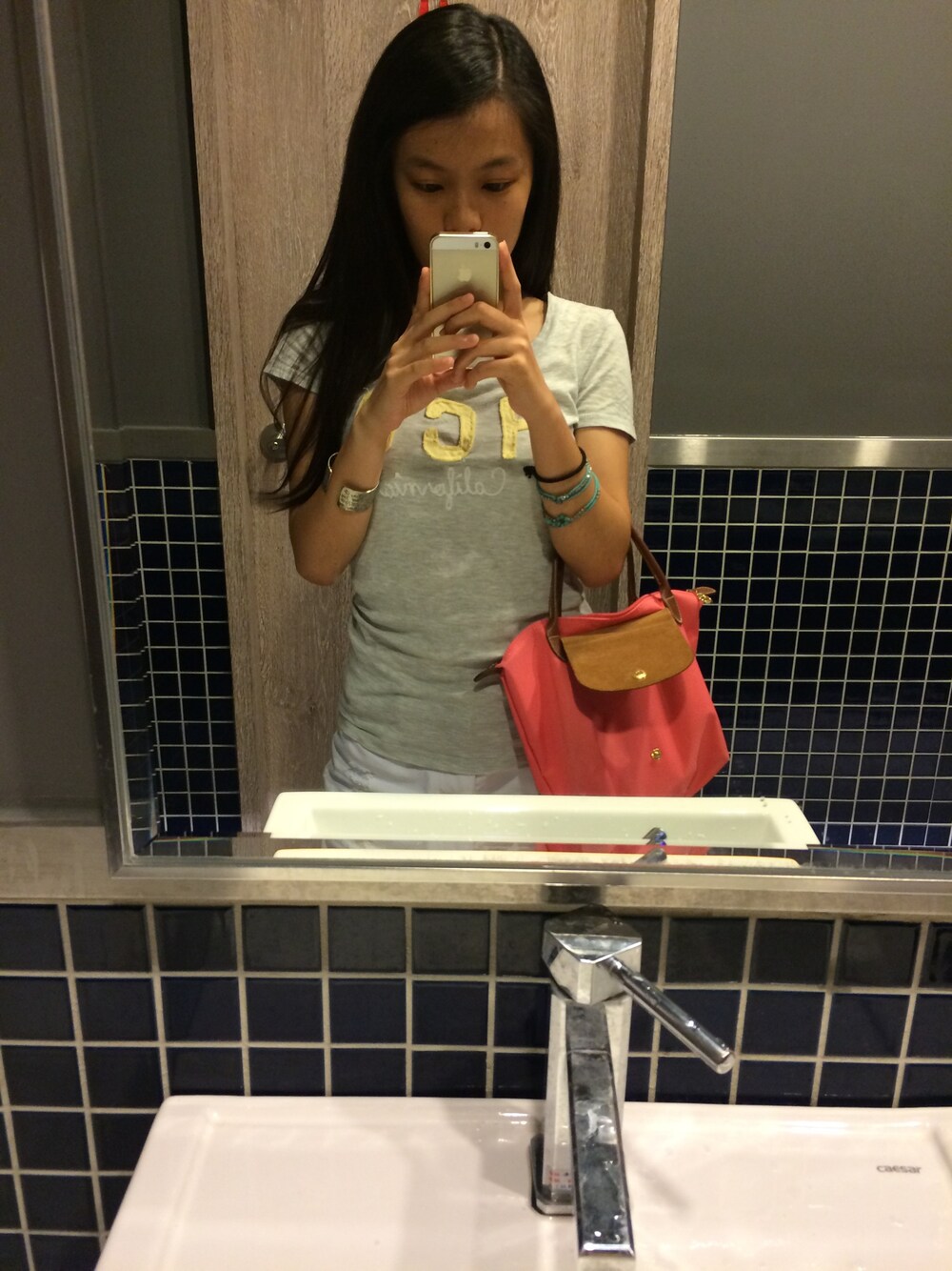 「LONGCHAMP、HOLLISTER、tiffany&co、iPhone5s、Accessorize」｜「Accessorizeの4 x Turq Charm Stretch Br（ブレスレット、ブルー系）」を使った、Rubyさん（レディース・160cm）の夏コーディネートの1枚目の写真