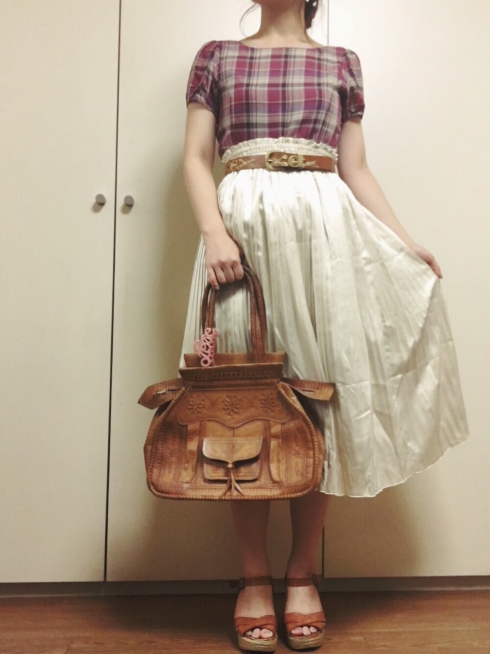レッド系のワンピース、その他のスカート、ブラウン系のハンドバッグを着用したレディースの夏コーディネートの1枚目の写真