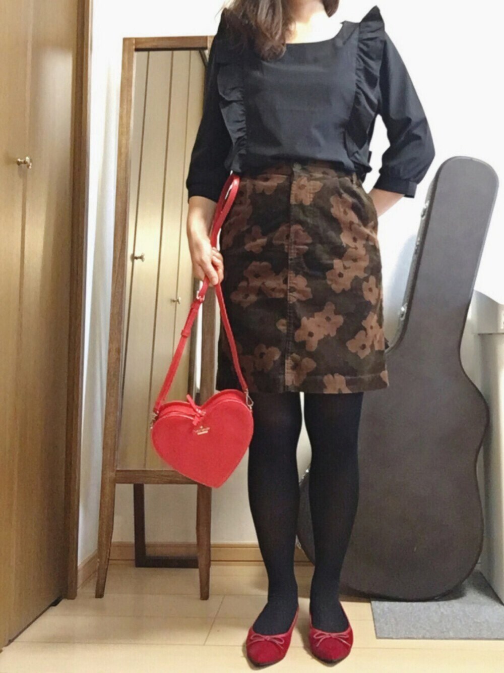 「秋コーデ、低身長、ショルダーバッグ、MUVEIL、タイトスカート、赤パンプス、Kate Spade」｜「toccoのアイテム（シャツ/ブラウス、ブラック系）」を使った、m!u.さん（レディース・153cm）の秋コーディネートの1枚目の写真