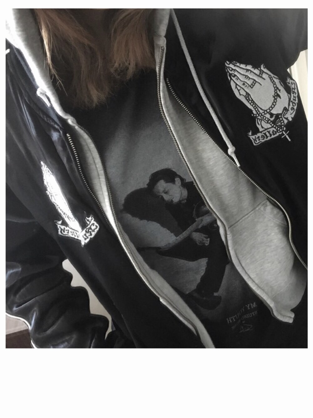 「黒Tシャツ、スタジャン、パーカー」｜「RUDE GALLERYのアイテム（Tシャツ/カットソー、ブラック系）」を使った、Yさん（レディース・160cm）の冬コーディネートの1枚目の写真