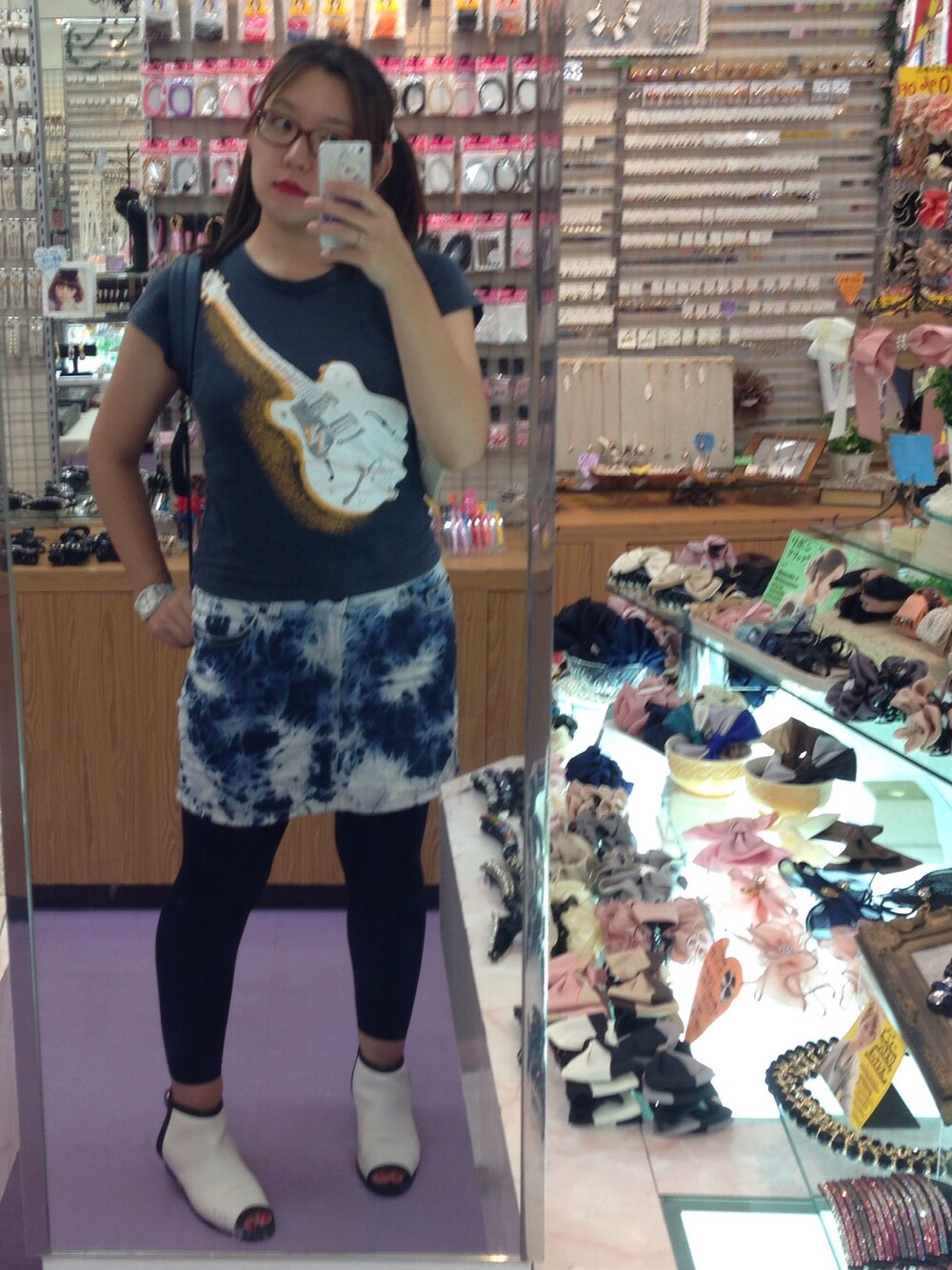 ブラック系のTシャツ/カットソー、ブルー系のデニムスカート、ホワイト系のその他シューズを着用したレディースの秋コーディネートの1枚目の写真