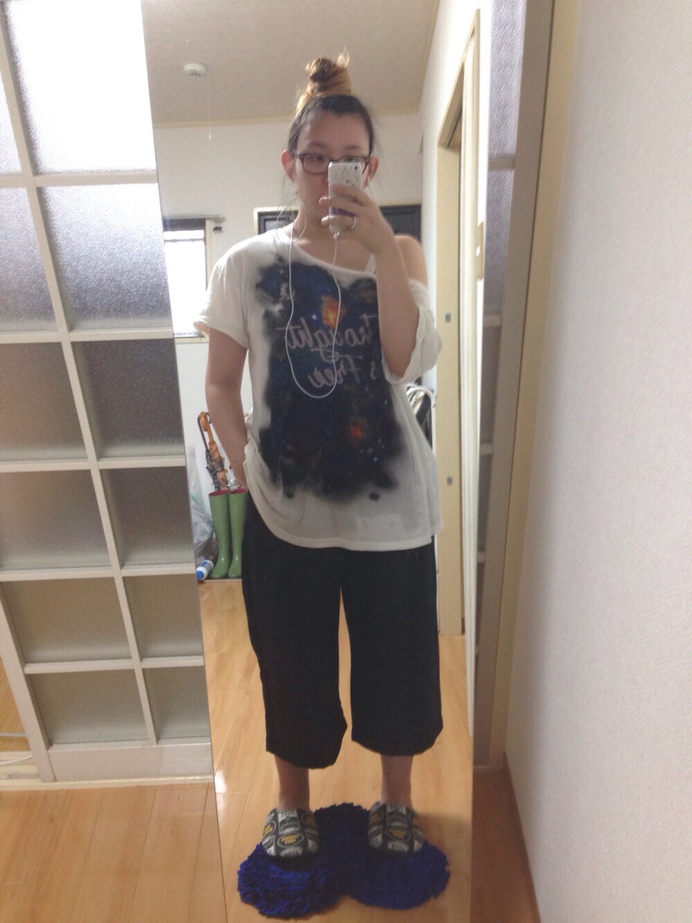 ホワイト系のTシャツ/カットソー、ブラック系のパンツ、ブラック系のその他シューズを着用したレディースの夏コーディネートの1枚目の写真