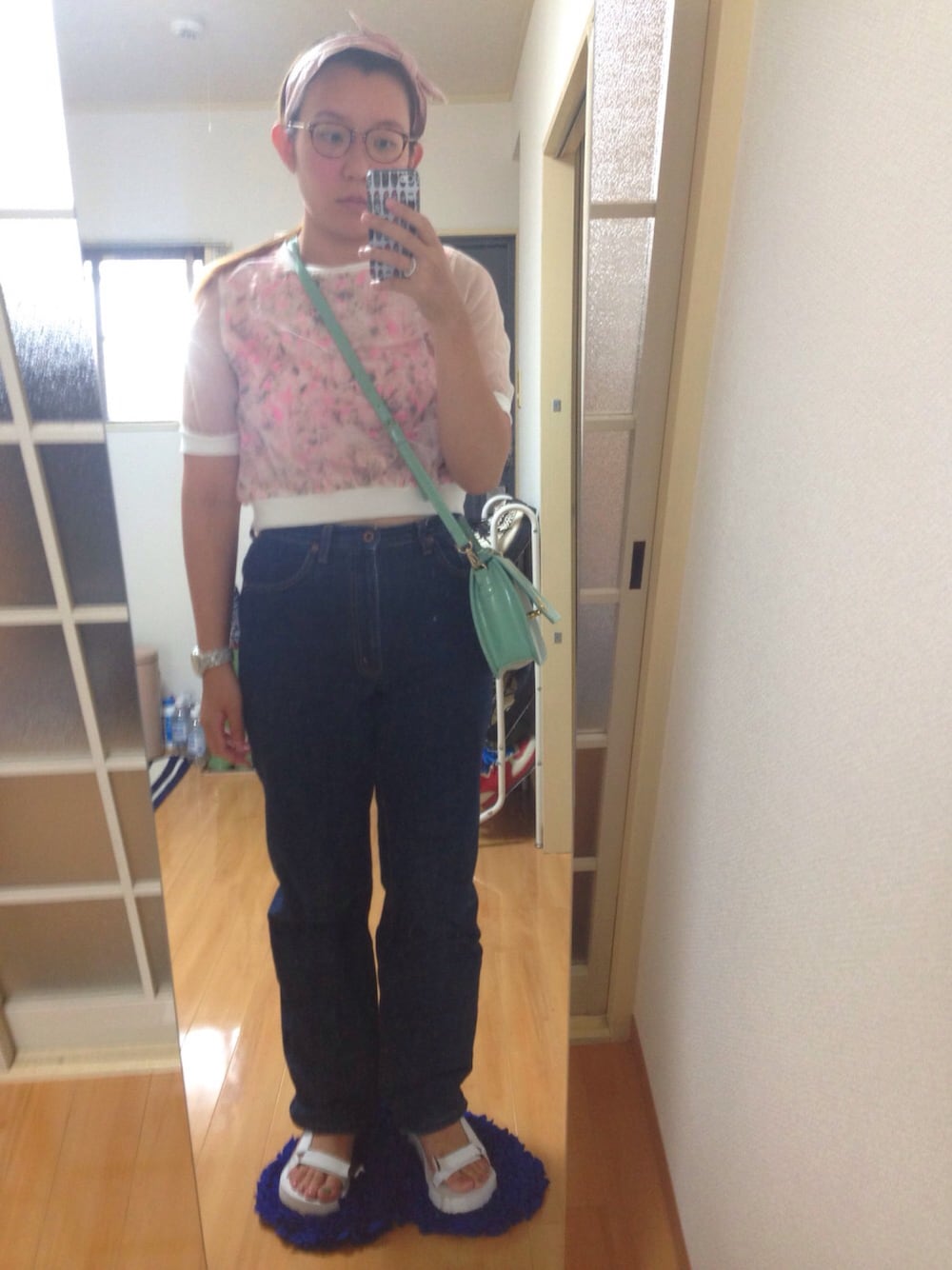 ピンク系のTシャツ/カットソー、ブルー系のデニムパンツ、ホワイト系のサンダルを着用したレディースの夏コーディネートの1枚目の写真