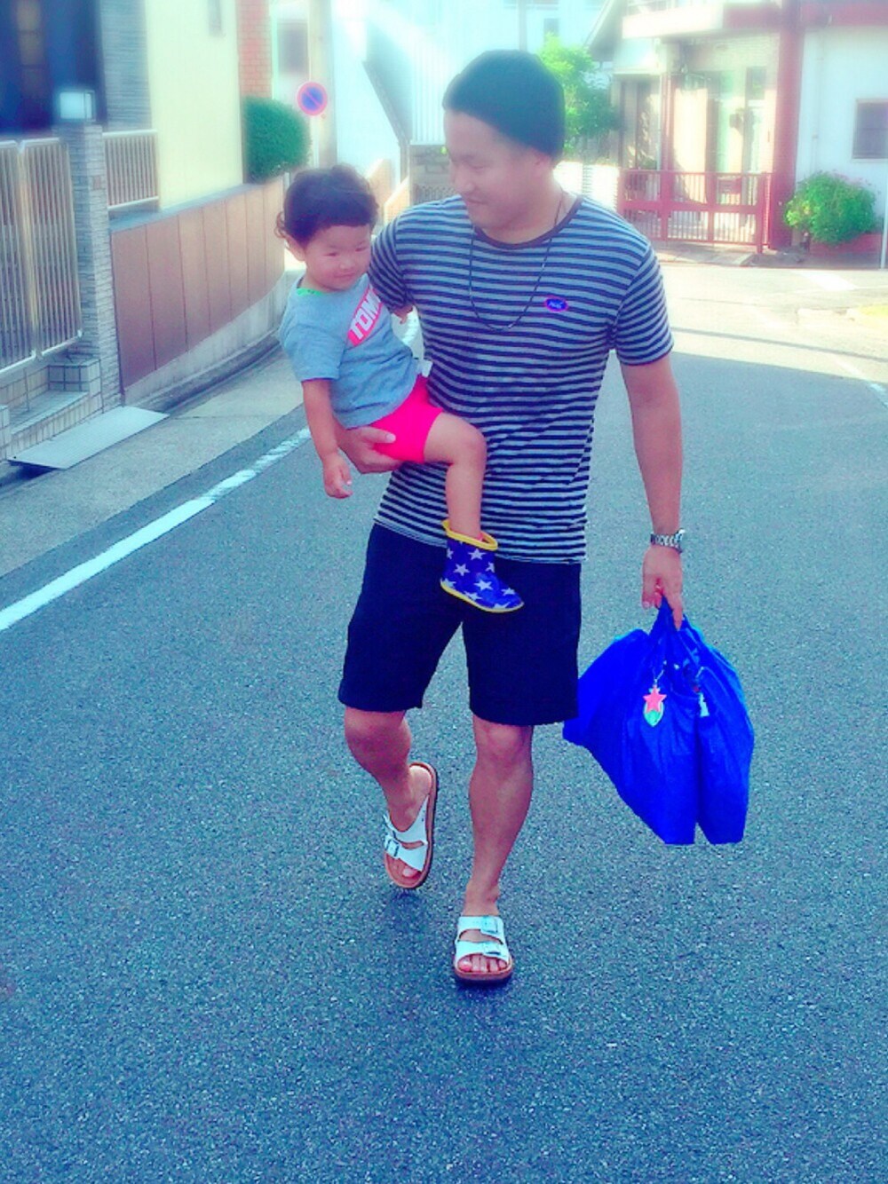 グレー系のTシャツ/カットソー、ブルー系のその他パンツ、ホワイト系のサンダルを着用したメンズの夏コーディネートの1枚目の写真