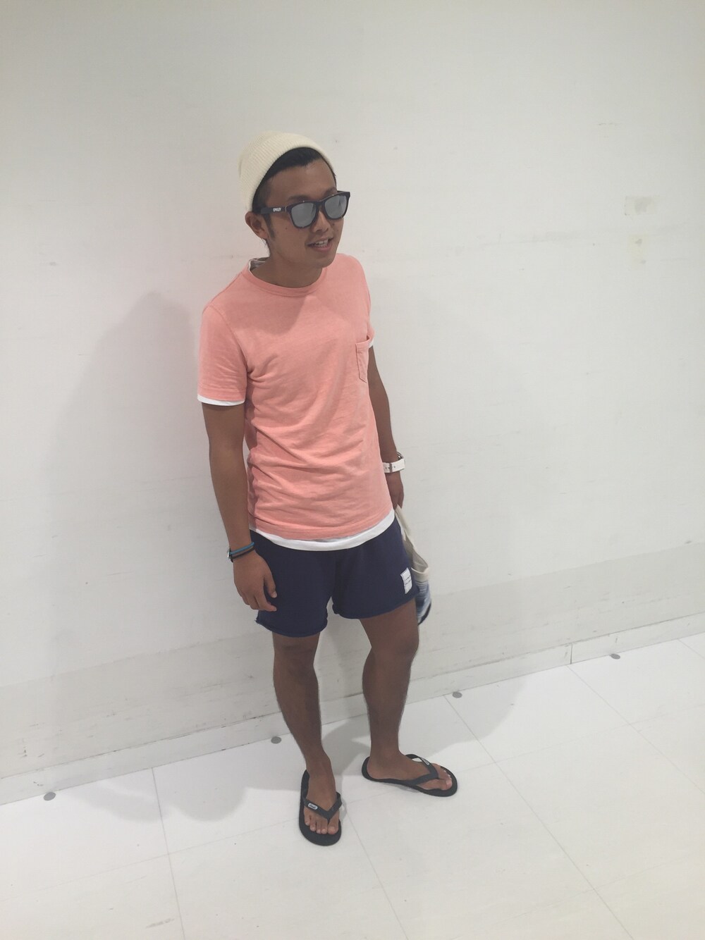 「ロンハーマン、Ron Herman、レミレリーフ、サマーニット、ニットキャップ、editclothing、UNIQLO、シンプルコーデ、ビーチサンダル」｜「SHIPSのWARREN SCOTT: コットン/リネン リブニットキャップ（ニットキャップ/ビーニー、ホワイト系）」を使った、ISSEI.Tさん（メンズ・170cm）の夏コーディネートの1枚目の写真