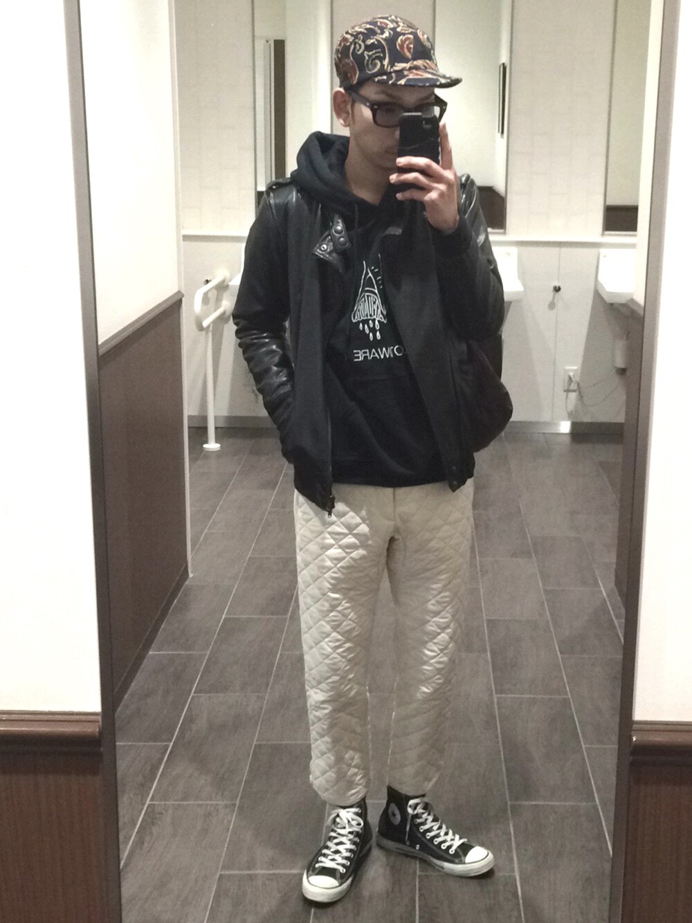 ブラック系のスウェット、ホワイト系のその他パンツ、ブラック系のスニーカーを着用したメンズの冬コーディネートの1枚目の写真