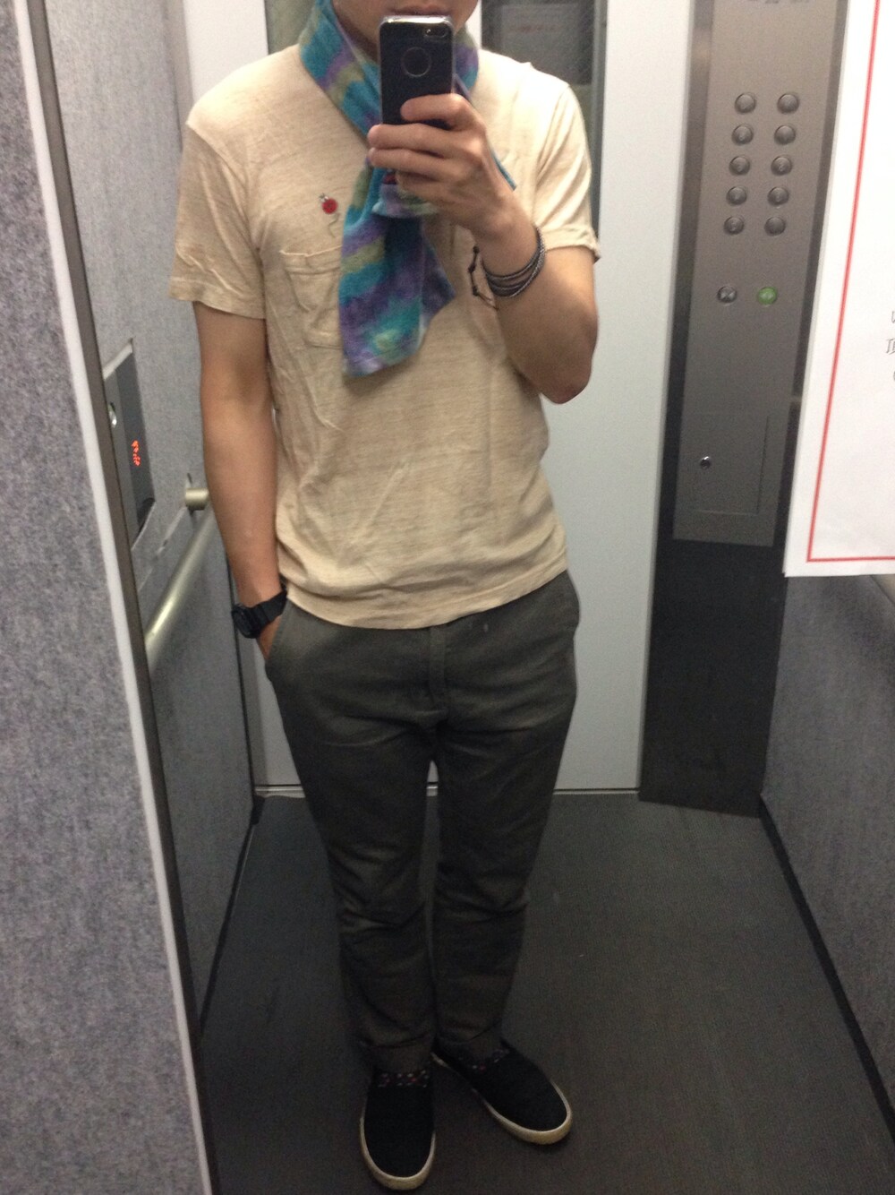ベージュ系のTシャツ/カットソー、グレー系のチノパンツ、ブラック系のスニーカーを着用したメンズの春コーディネートの1枚目の写真
