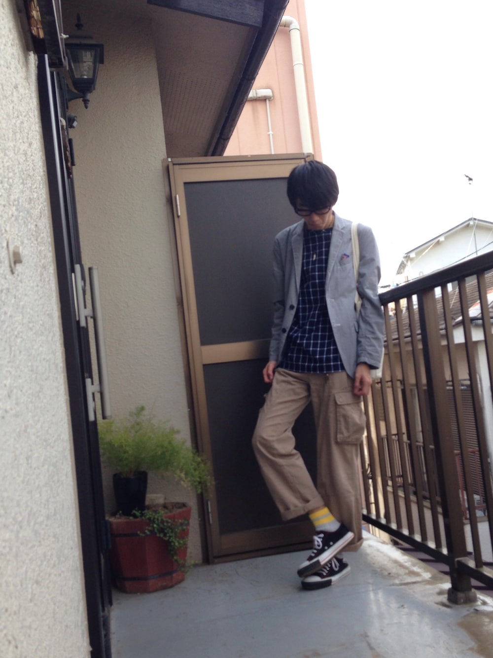 ブルー系のシャツ/ブラウス、その他のその他、イエロー系のソックス/靴下を着用したメンズの春コーディネートの1枚目の写真