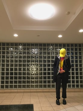 「黒×黄色」｜「アイテム（ステンカラーコート）」を使った、Ringringさん（メンズ・172cm）の春コーディネート