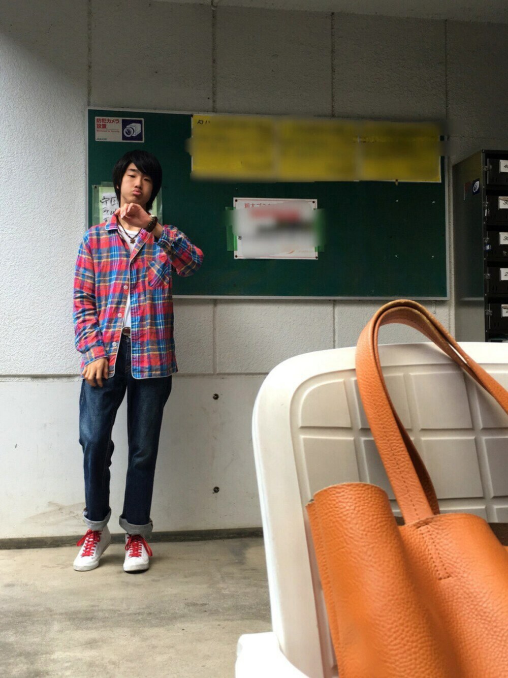 レッド系のシャツ/ブラウス、ブルー系のデニムパンツ、ベージュ系のトートバッグを着用したメンズの夏コーディネートの1枚目の写真