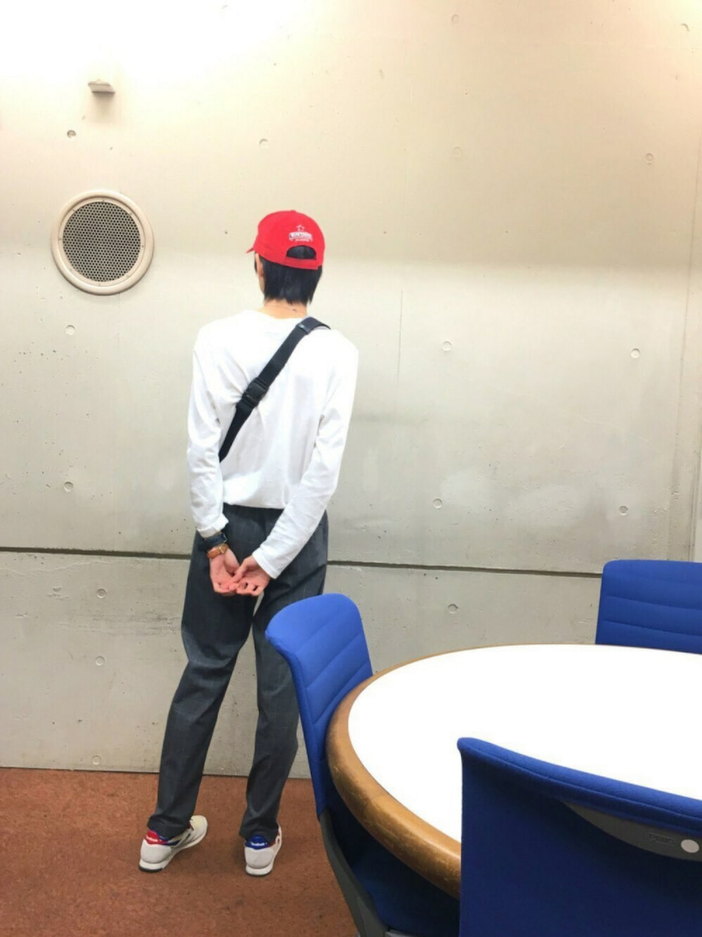 ホワイト系のTシャツ/カットソー、グレー系のメッセンジャーバッグ、グレー系のその他パンツを着用したメンズの秋コーディネートの1枚目の写真