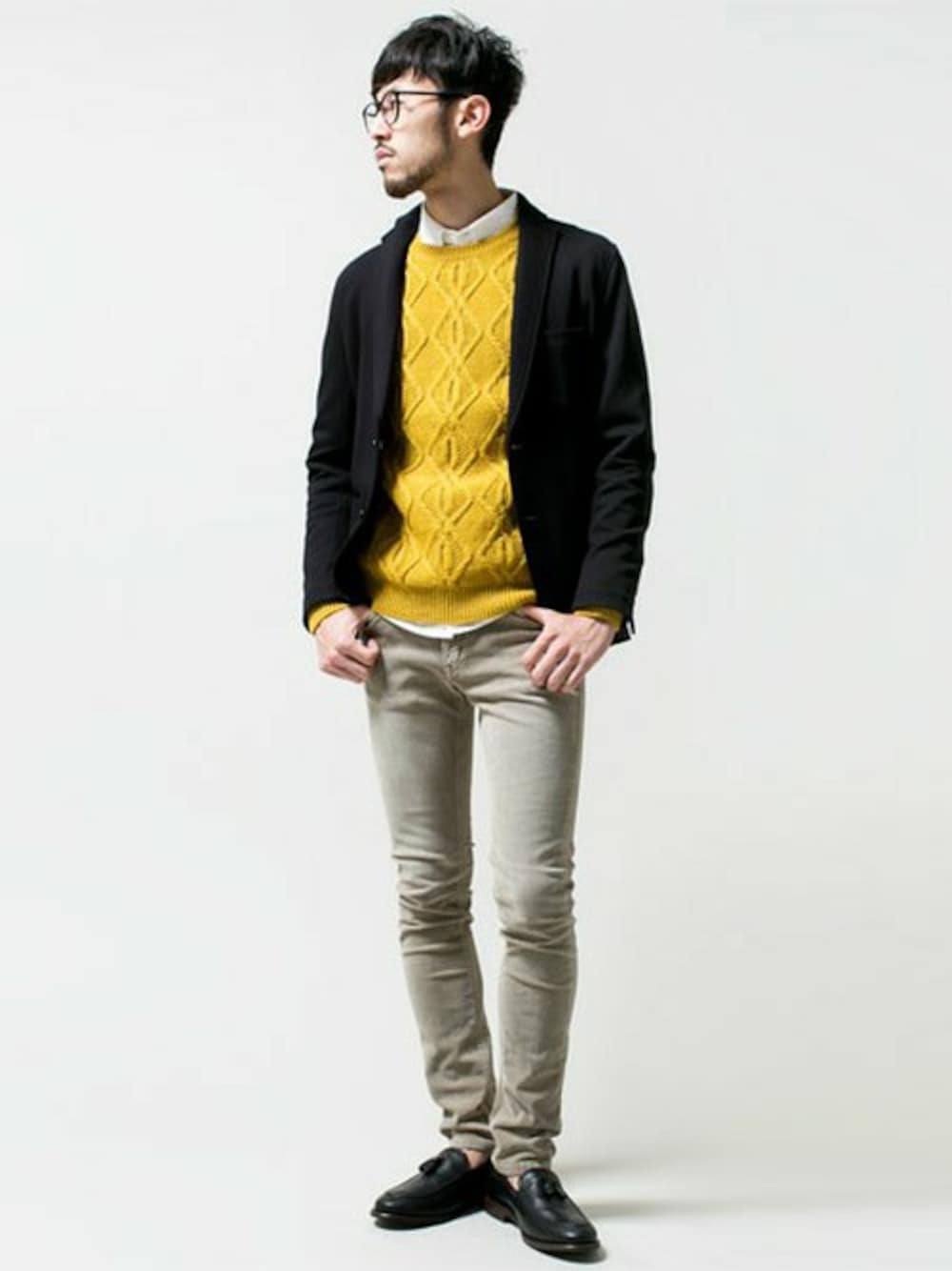 グレー系のテーラードジャケット、イエロー系のニット/セーター、ベージュ系のその他パンツを着用したメンズの秋コーディネートの1枚目の写真