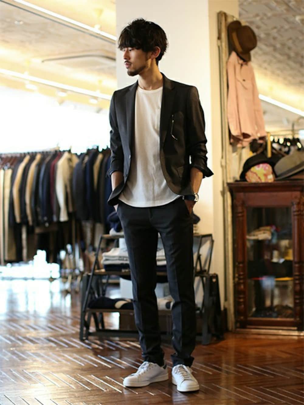 グレー系のテーラードジャケット、ホワイト系のTシャツ/カットソー、グレー系のスラックスを着用したメンズの夏コーディネートの1枚目の写真