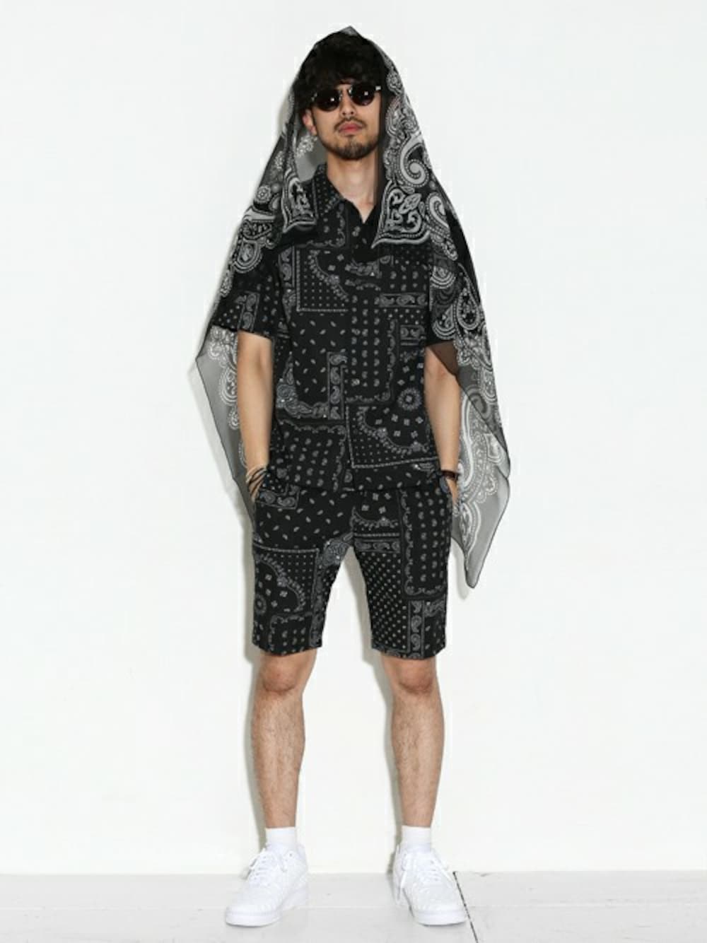 ブラック系のシャツ/ブラウス、ブラック系のその他パンツ、ブラック系のバンダナ/スカーフを着用したメンズの夏コーディネートの1枚目の写真