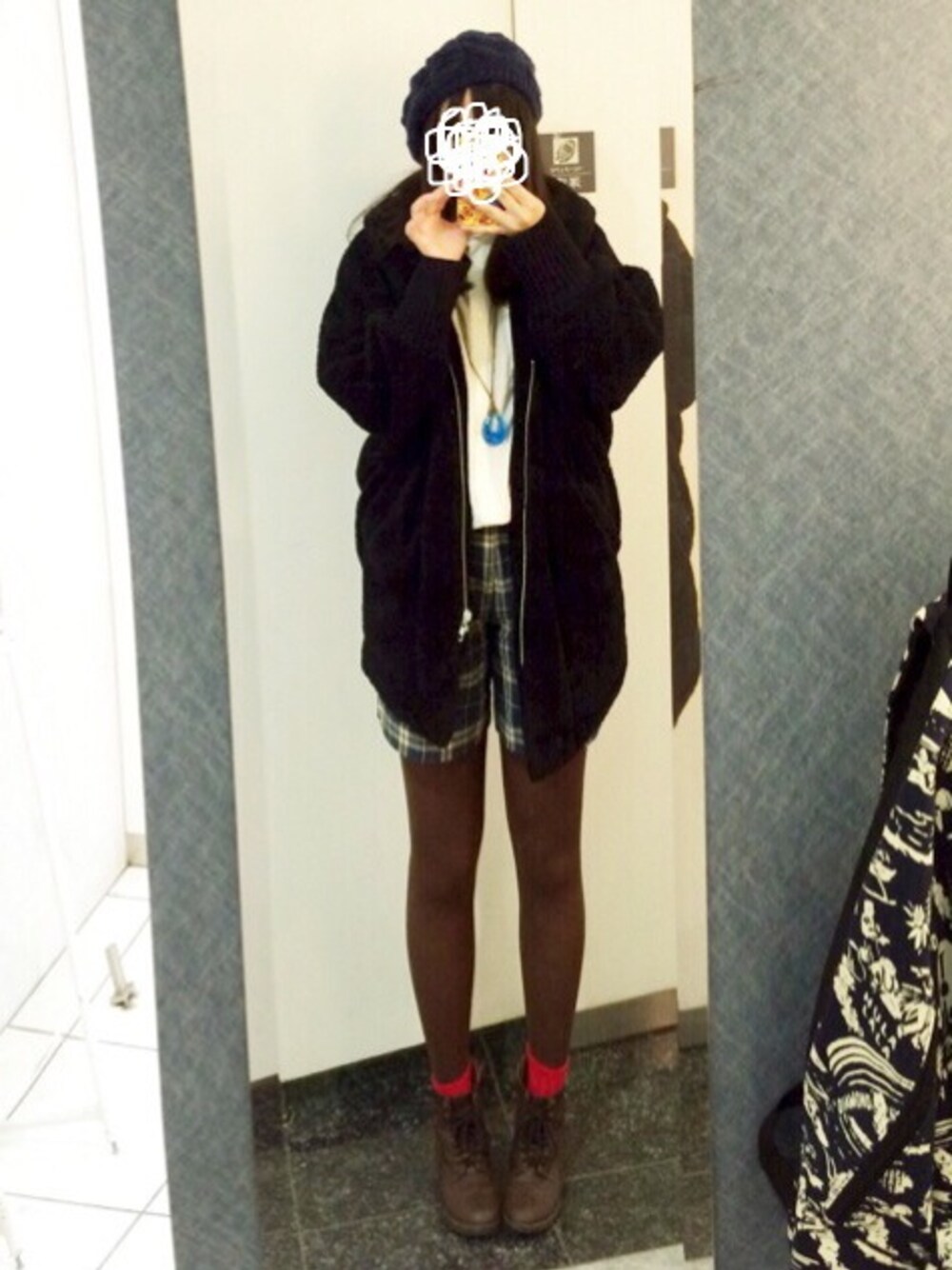 ブラック系のその他アウター、ブルー系のその他パンツ、ブルー系のハンチング/ベレー帽を着用したレディースの冬コーディネートの1枚目の写真