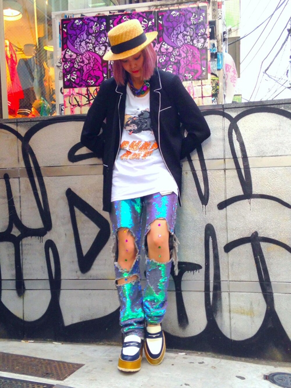 ブラック系のテーラードジャケットを着用したレディースの秋コーディネートの1枚目の写真