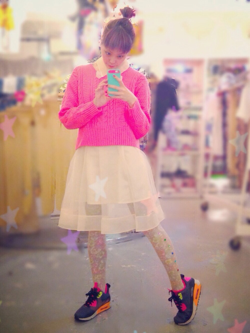 ホワイト系のワンピース、スニーカー、ホワイト系のタイツ/ストッキングを着用したレディースの秋コーディネートの1枚目の写真