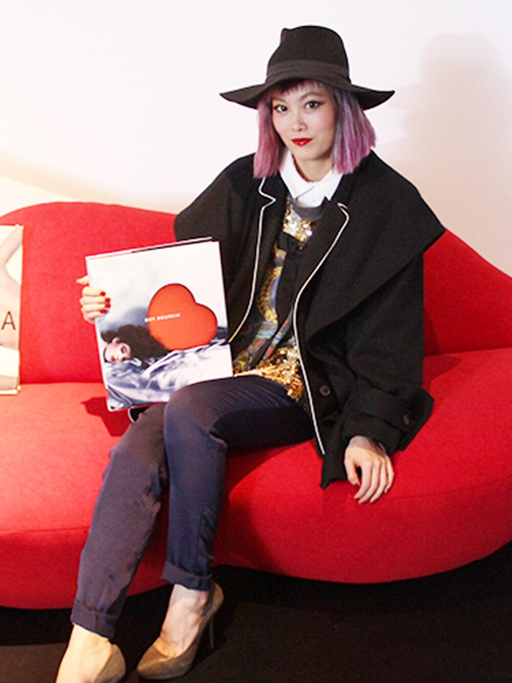 ブラック系のTシャツ/カットソーを着用したレディースの冬コーディネートの1枚目の写真