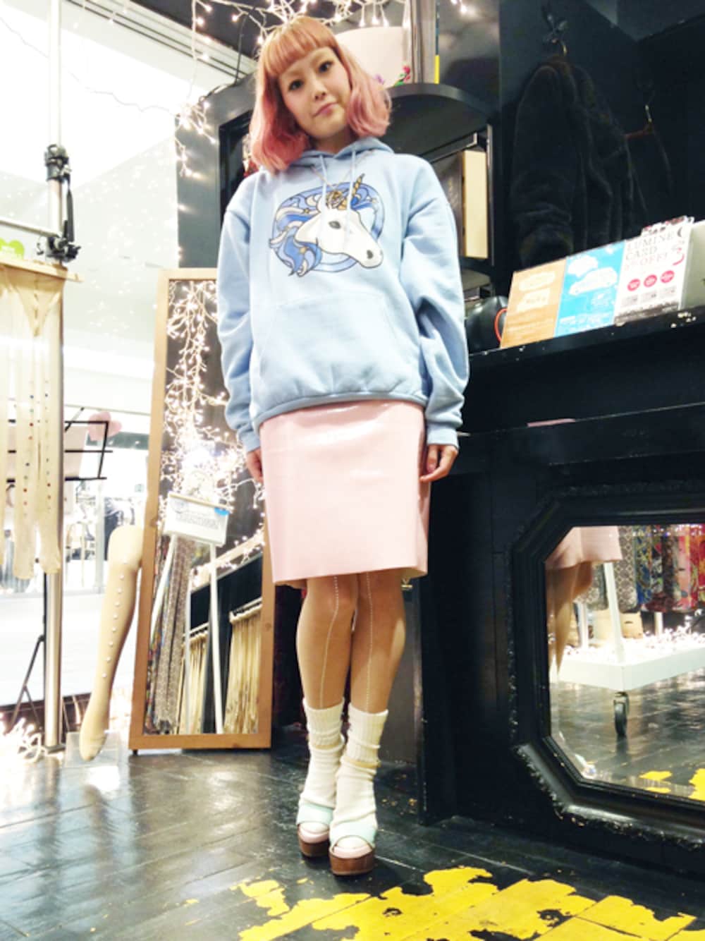 ブルー系のパーカー、ピンク系のスカート、サンダルを着用したレディースの冬コーディネートの1枚目の写真