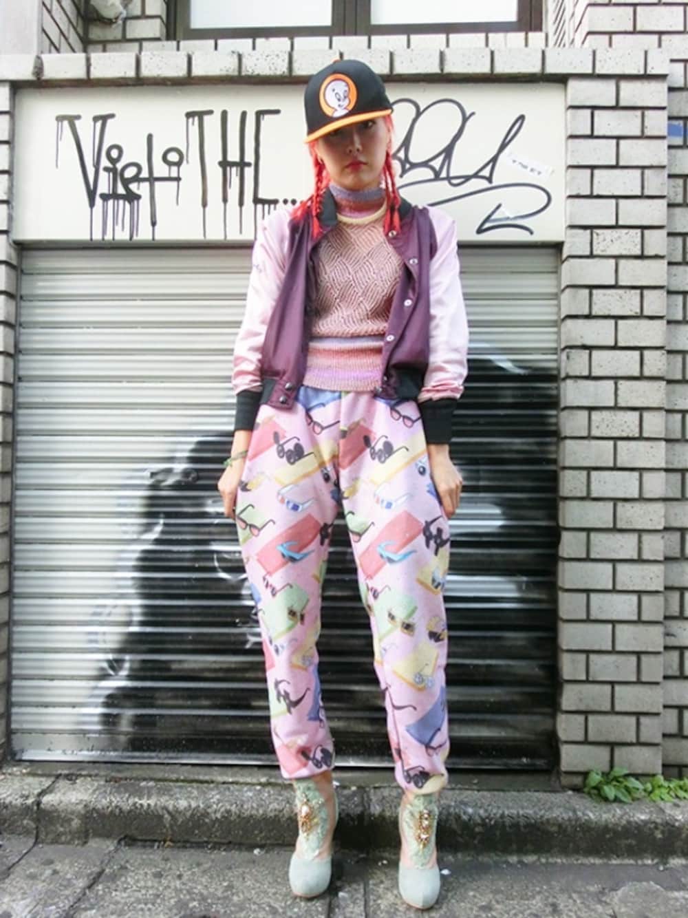 ブラック系のキャップを着用したレディースの冬コーディネートの1枚目の写真