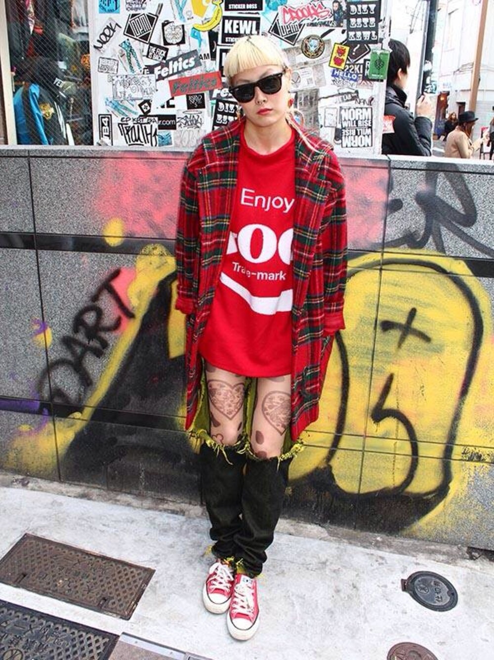 レッド系のニット/セーターを着用したレディースの冬コーディネートの1枚目の写真